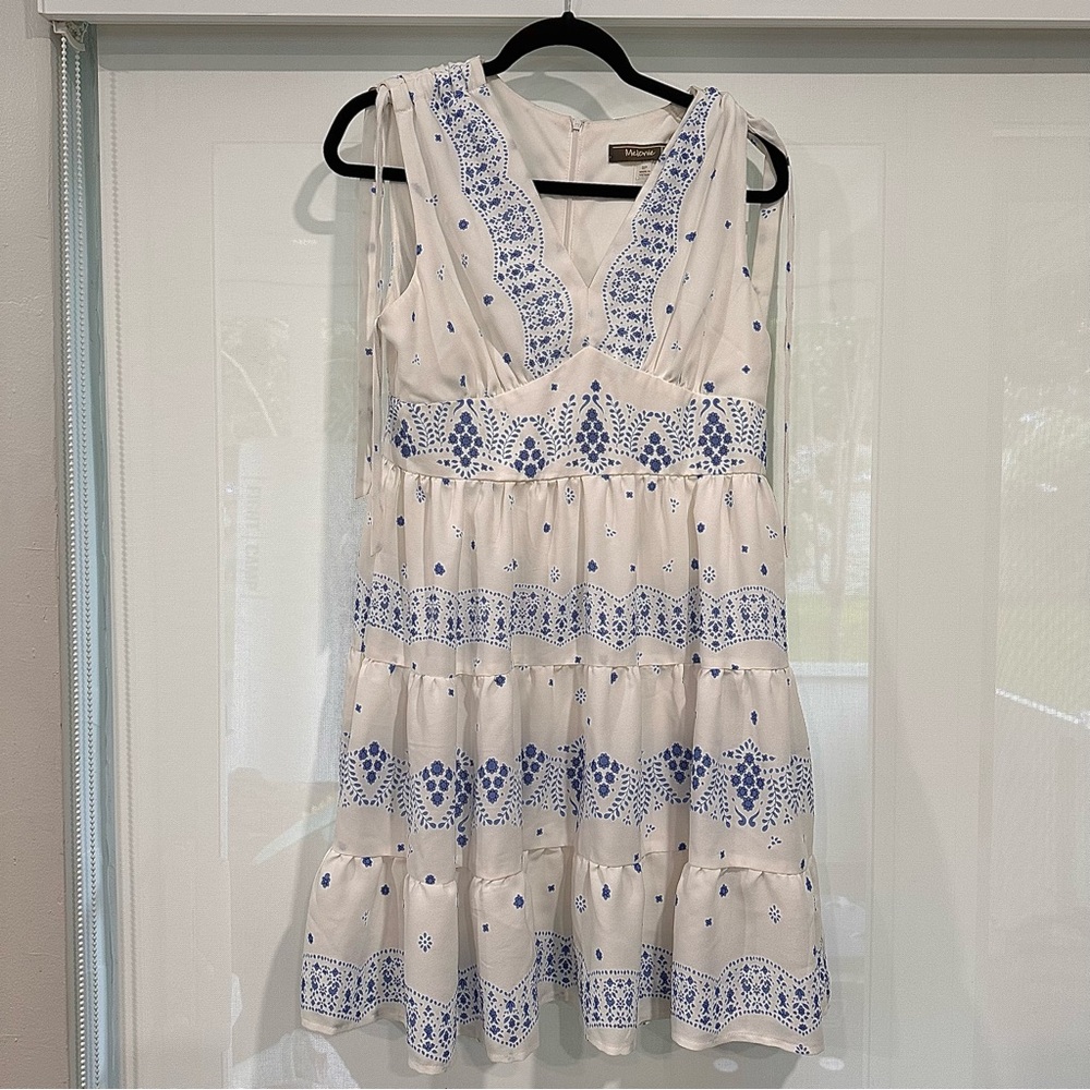 Melonie Dress size 8P White/Ivory with Blue corn flowers